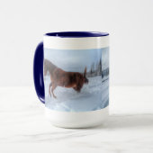 冬の雪の中で育つ元気のいい反馬 マグカップ (正面左)