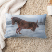 冬の雪の中で育つ元気のいい反馬 ランバークッション (ブランケット)