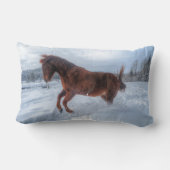 冬の雪の中で育つ元気のいい反馬 ランバークッション (裏面)