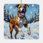 冬の雪の中で躍動するボクサー犬の元気な姿 セラミックオーナメント (裏面)
