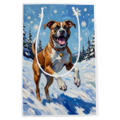 冬の雪の中で躍動するボクサー犬の楽しさ ミディアムペーパーバッグ (正面)