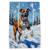 冬の雪の中で躍動するボクサー犬の楽しさ ミディアムペーパーバッグ (裏面)