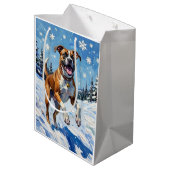 冬の雪の中で躍動するボクサー犬の楽しさ ミディアムペーパーバッグ (裏面アングル)