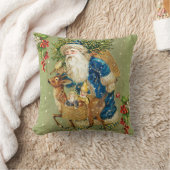 冬の雪の中で鹿とクリスマスプレゼントを持つサンタ クッション (ブランケット)