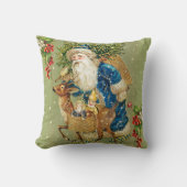 冬の雪の中で鹿とクリスマスプレゼントを持つサンタ クッション (正面)