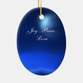 冬の雪の中で鹿とクリスマスプレゼントを持つサンタ セラミックオーナメント (裏面)