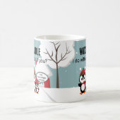 冬の雪の中のかわいいグレーベビーペンギン コーヒーマグカップ (中央)