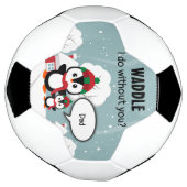 冬の雪の中のかわいいグレーベビーペンギン サッカーボール (回転)