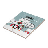 冬の雪の中のかわいいグレーベビーペンギン タイル (側面)