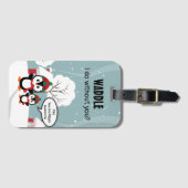 冬の雪の中のかわいいグレーベビーペンギン ラゲッジタグ (正面横)