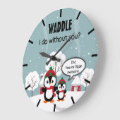冬の雪の中のかわいいグレーベビーペンギン ラージ壁時計 (傾斜)