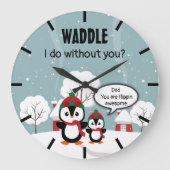 冬の雪の中のかわいいグレーベビーペンギン ラージ壁時計 (正面)