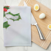 冬の雪の中のイレックス赤いクリスマスホリーベリー – キッチンタオル (四つ折り)