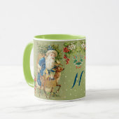 冬の雪の中のサンタ、鹿、クリスマスプレゼントのモノグラム マグカップ (正面左)