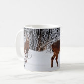 冬の雪の中のシカのマグカップ コーヒーマグカップ (正面左)