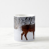 冬の雪の中のシカのマグカップ コーヒーマグカップ (中央)