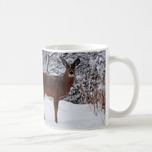 冬の雪の中のシカのマグカップ コーヒーマグカップ (右)
