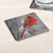 冬の雪の中のチョンキーブライトレッド男性(鳥)ショウジョウコウカンチョウ スクエアペーパーコースター (アングル)