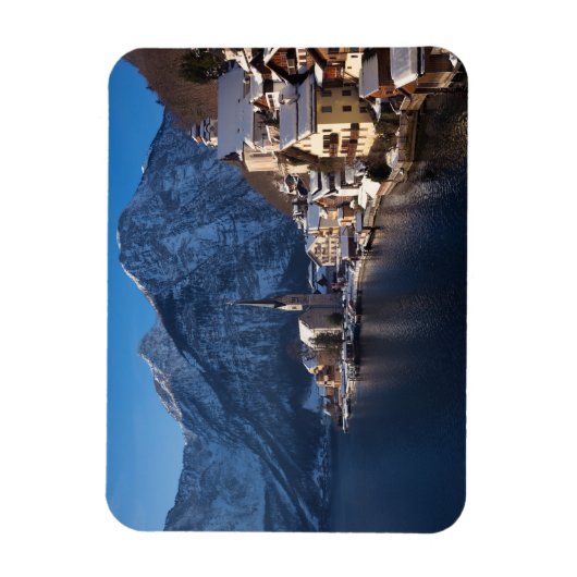 冬の雪の中のハルスタットタウン マグネット (縦)