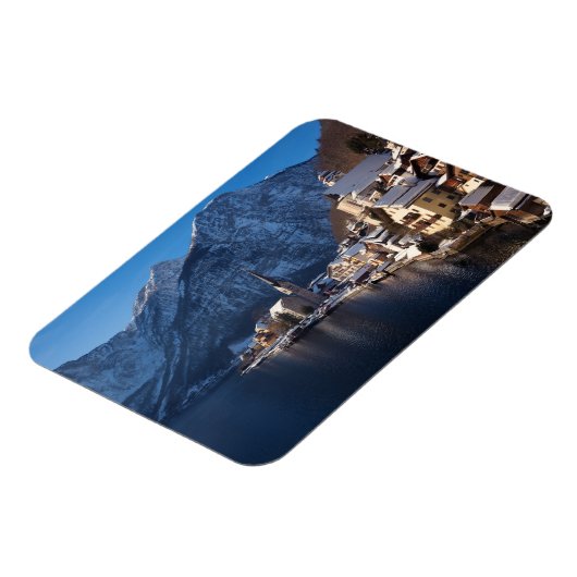 冬の雪の中のハルスタットタウン マグネット (左側)