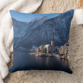 冬の雪の中のハルスタット町 クッション (ブランケット)