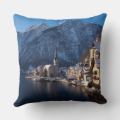冬の雪の中のハルスタット町 クッション (裏面)