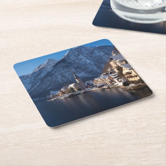 冬の雪の中のハルスタット町 スクエアペーパーコースター (アングル)