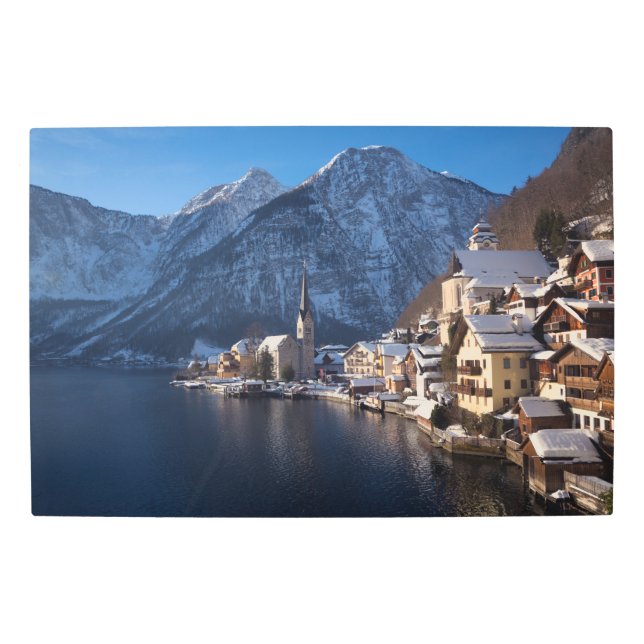 冬の雪の中のハルスタット町 メタルプリント (正面)