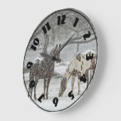 冬の雪の中の外の2頭の馬 ラージ壁時計 (傾斜)