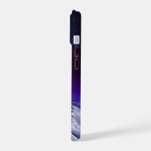 冬の雪の中の灰色のオオカミ 夜 iPhone 15ケース (左側面)