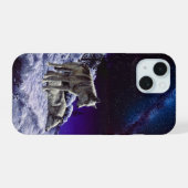 冬の雪の中の灰色のオオカミ 夜 iPhone 15ケース (裏面横)