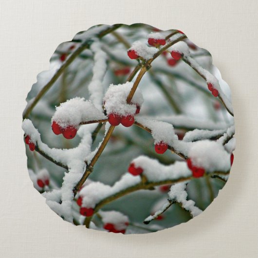 冬の雪の中の赤い実 ラウンドクッション (正面)