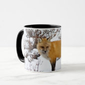 冬の雪の中の赤狐 マグカップ (正面左)