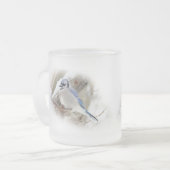 冬の雪の中の青いカケス フロストグラスマグカップ (正面左)