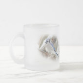 冬の雪の中の青いカケス フロストグラスマグカップ (左)