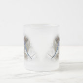 冬の雪の中の青いカケス フロストグラスマグカップ (中央)