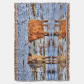 冬の雪の中の高地牛 スローブランケット (正面縦)