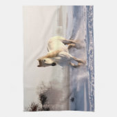 冬の雪の中を駆け抜ける白馬 キッチンタオル (縦)