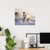 冬の雪の中を駆け抜ける白馬 ポスター (ホームオフィス)