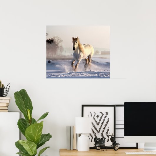 冬の雪の中を駆け抜ける白馬 ポスター (ホームオフィス)