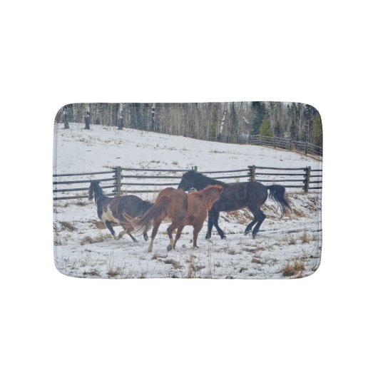 冬の雪の中、元気いっぱいのピントと四分の馬 バスマット (正面)