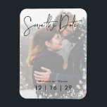 冬の雪の写真の結婚式の日付はがきを保存 マグネット<br><div class="desc">この日付を保存はがきデザインは、冬や休日を発表するのに最適結婚である。カップルの写真は白い透明なオーバーレイでハイライトされ、柔らかい白い雪のフレームに囲まれている。Simple Farmhouse Pressによって作成。</div>