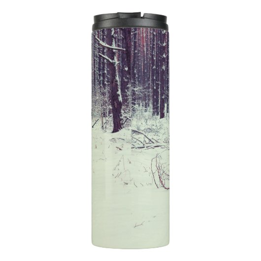 冬の雪の多い松林、野原の犬歩く タンブラー (裏面)