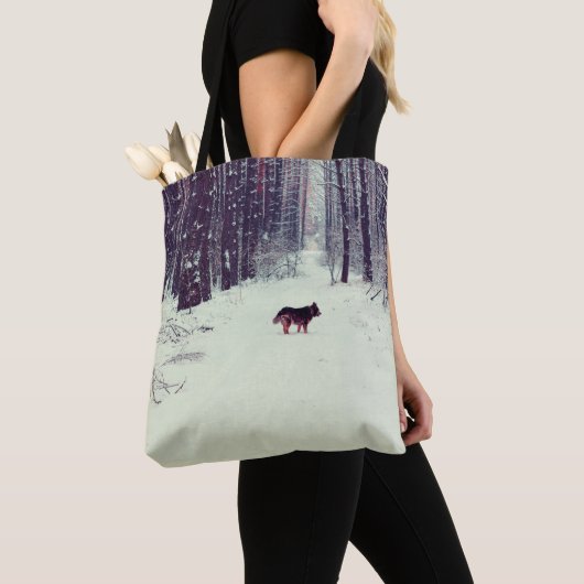 冬の雪の多い松林、野原の犬歩く トートバッグ (クローズアップ)