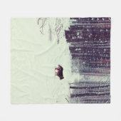 冬の雪の多い松林、野原の犬歩く フリースブランケット (正面(横))