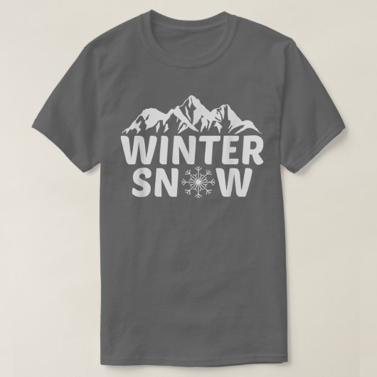 冬の雪の山の範囲の雪のピークスノーフレークロー Tシャツ (デザイン正面)