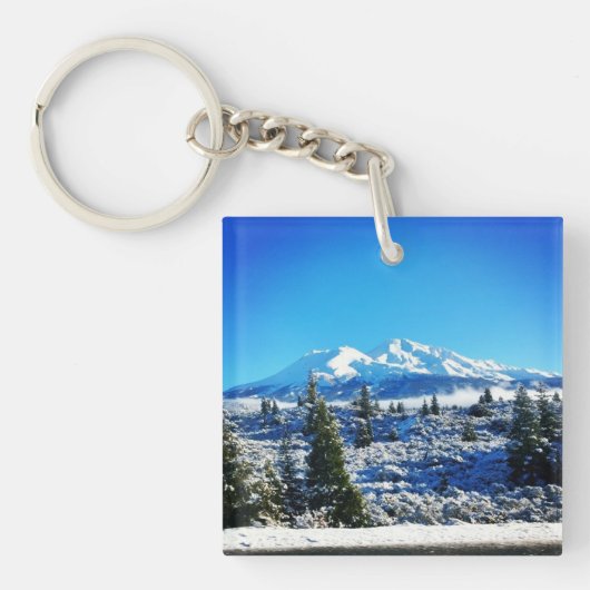 冬の雪の山シャスタ， CA キーホルダー (正面)