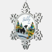 冬の雪の森のクリスマスツリーのボーダーコリー スノーフレークピューターオーナメント (右)