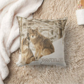 冬の雪の荒野に座っている2匹の野生のコヨーテ クッション (ブランケット)