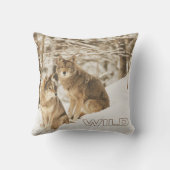 冬の雪の荒野に座っている2匹の野生のコヨーテ クッション (裏面)